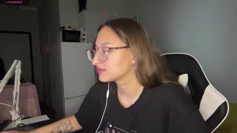 Snapshot of arthurmomaya chatting on February 18, 3:52 pm Mia online show from February 18, 3:52 pm