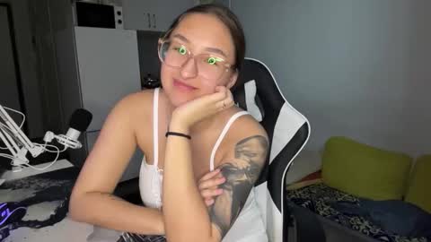 Snapshot of arthurmomaya chatting on February 20, 3:23 pm Mia online show from February 20, 3:23 pm