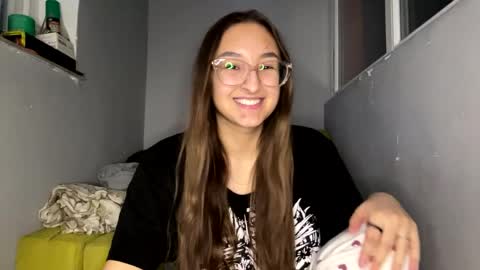 Snapshot of arthurmomaya chatting on March 17, 5:27 pm Mia online show from March 17, 5:27 pm