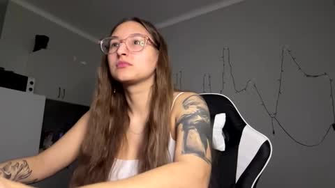 Snapshot of arthurmomaya chatting on March 18, 3:59 pm Mia online show from March 18, 3:59 pm