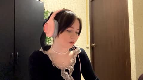 Mary online show from May 9, 3:39 pm