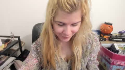 Snapshot of artsyandcraftsy_ chatting on April 25, 11:13 am MIA online show from April 25, 11:13 am