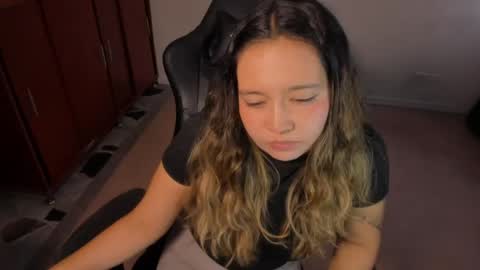 ash_smith1 online show from May 28, 10:18 pm