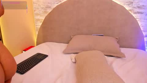 ashley_beaomunt online show from February 24, 1:31 pm