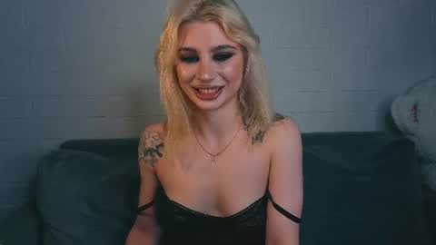 Snapshot of ashley_urban chatting on June 19, 3:11 am Ashley online show from June 19, 3:11 am