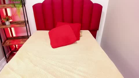 Snapshot of ashleyrobert_ chatting on January 18, 12:35 am ashleyrobert_ online show from January 18, 12:35 am