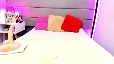 Snapshot of ashleyrobert_ chatting on May 7, 8:58 pm ashleyrobert_ online show from May 7, 8:58 pm