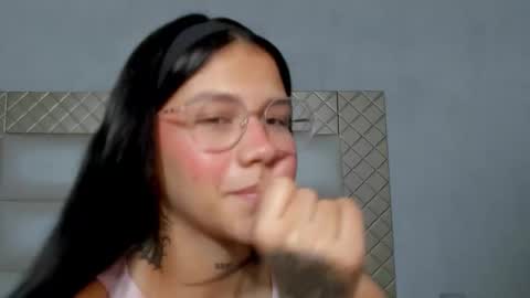 Snapshot of ashleytravis_ chatting on December 20, 9:44 pm online show from December 20, 9:44 pm