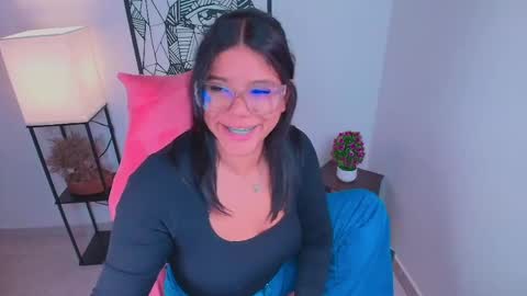 Snapshot of ashleyy18__ chatting on April 24, 1:30 am Ashleyy18 online show from April 24, 1:30 am