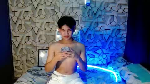 Snapshot of asian_wayne chatting on December 6, 3:30 am wayne online show from December 6, 3:30 am