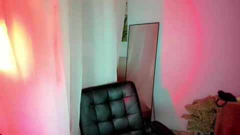 Snapshot of asianbabenicky chatting on April 6, 12:19 am Hien online show from April 6, 12:19 am