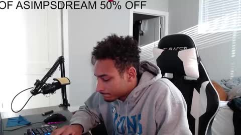 Snapshot of asimpsdream chatting on October 24, 1:18 pm asimpsdream online show from October 24, 1:18 pm