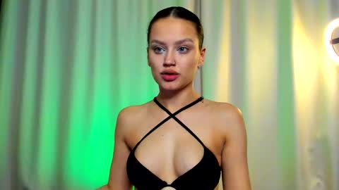 Snapshot of asstetika chatting on October 25, 9:20 pm My name is Kiki  Help me with thumbps up please   online show from October 25, 9:20 pm