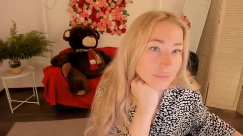 astramonroe online show from May 24, 10:31 am