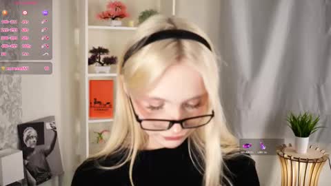 Snapshot of astridweickum chatting on November 20, 4:18 pm Kate online show from November 20, 4:18 pm