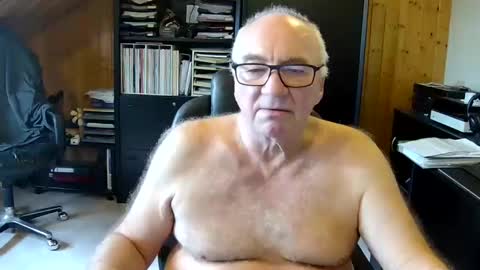 Snapshot of asusandy chatting on January 4, 11:00 am asusandy online show from January 4, 11:00 am