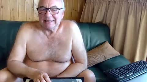 Snapshot of asusandy chatting on March 8, 8:11 am asusandy online show from March 8, 8:11 am