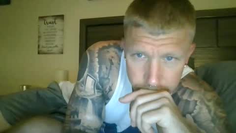 AthleticWhiteboy777 online show from May 28, 4:43 am