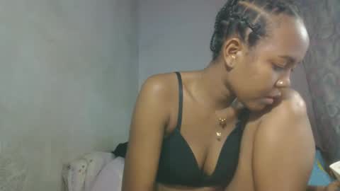Snapshot of aurelie08 chatting on May 25, 1:00 am aurelie08 online show from May 25, 1:00 am