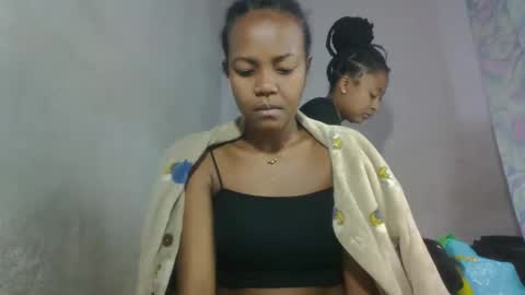 Snapshot of aurelie08 chatting on May 26, 7:37 am aurelie08 online show from May 26, 7:37 am