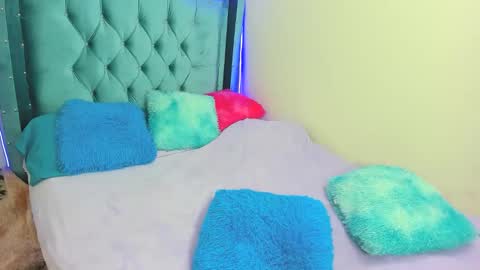 aurora_sky9 online show from December 18, 2:28 am