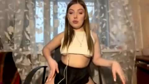 Snapshot of aurorekhuu chatting on February 26, 2:38 pm Elizabeth online show from February 26, 2:38 pm