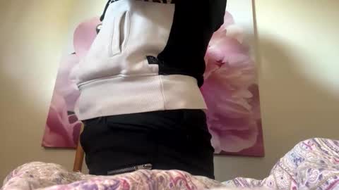 Milf4u online show from April 15, 9:37 pm