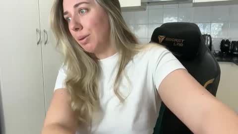 aussielulu online show from April 12, 1:10 am