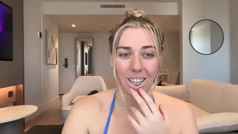 aussielulu online show from April 15, 3:24 am