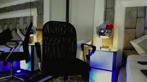 austinreeds online show from March 7, 12:46 pm