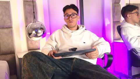 austinreeds online show from May 31, 1:29 pm