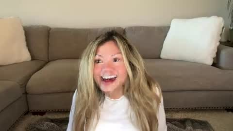 Snapshot of ava_petite_ chatting on July 10, 6:10 pm Little Ava online show from July 10, 6:10 pm