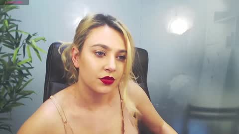 Snapshot of avablue_ chatting on January 22, 10:29 am online show from January 22, 10:29 am