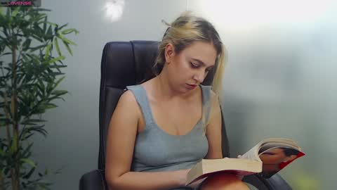 Snapshot of avablue_ chatting on January 31, 10:20 am online show from January 31, 10:20 am