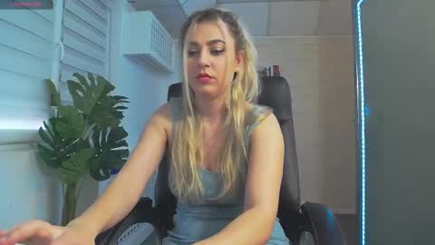 Snapshot of avablue_ chatting on February 24, 5:54 am online show from February 24, 5:54 am