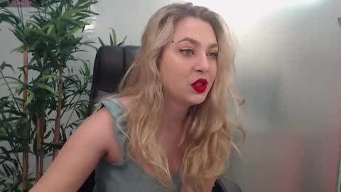 Snapshot of avablue_ chatting on March 2, 4:07 am online show from March 2, 4:07 am