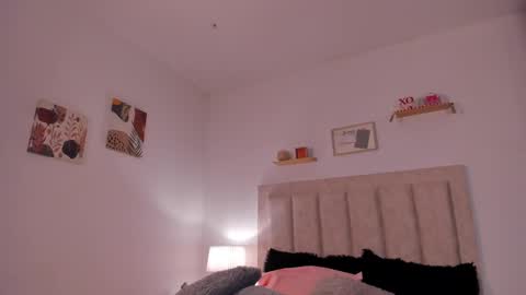 Avaline Help me reach 100 likes TRANSMISSION EVERY DAY FROM 39 PM online show from February 19, 3:39 am