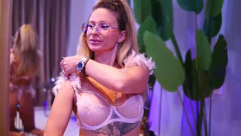 Ava online show from October 12, 3:27 am