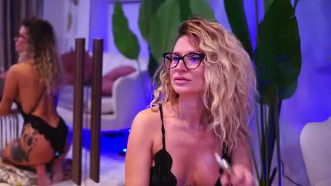 Ava online show from October 17, 4:04 am