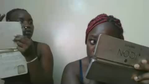 Snapshot of avian_babe1 chatting on June 19, 9:40 pm avian_babe1 online show from June 19, 9:40 pm