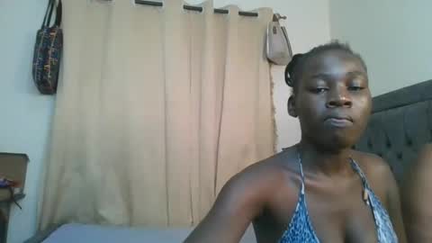Snapshot of avian_babe1 chatting on June 20, 11:29 pm avian_babe1 online show from June 20, 11:29 pm