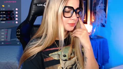 Avrill Morgan online show from December 9, 8:01 pm