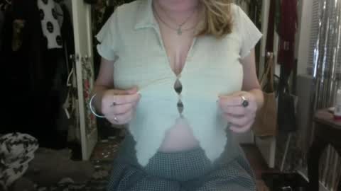Snapshot of awkwardclothes chatting on June 25, 2:33 am awkward online show from June 25, 2:33 am