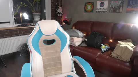 Snapshot of awondrr chatting on July 31, 6:29 pm Alice online show from July 31, 6:29 pm