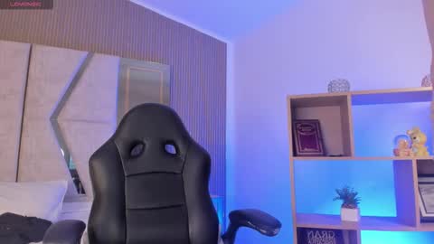 axel_grey_ online show from March 18, 12:30 pm