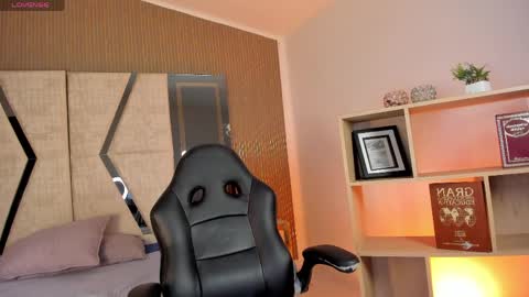 axel_grey_ online show from April 13, 12:43 pm