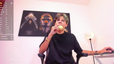 Axel online show from December 7, 11:29 am