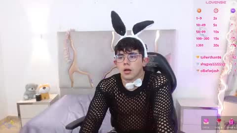 Snapshot of axelnoir_tay chatting on May 27, 1:57 am axelnoir_tay online show from May 27, 1:57 am
