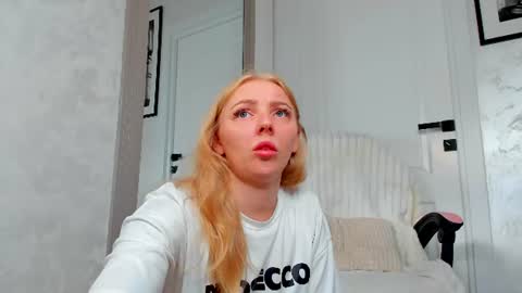 Snapshot of ayaye_ chatting on July 23, 6:22 am SundyRose online show from July 23, 6:22 am