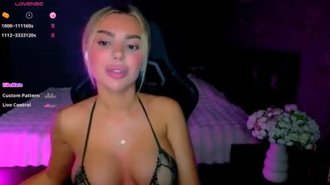 Snapshot of ayla_demir chatting on July 3, 8:15 pm Ayla Demir online show from July 3, 8:15 pm